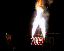 www.ohnostroje-zvonek.cz - zvětšit obrázek_ohňostrojný nápis 2005